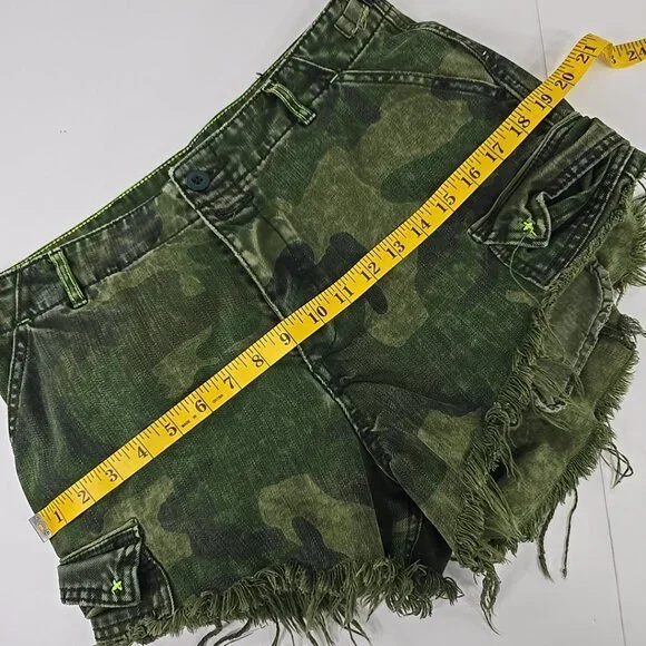 FREE PEOPLE WE THE FREE COMMANDER CAMO CARGO Cut-Off Shorts WOMEN'S SIZE 6 *EUC*